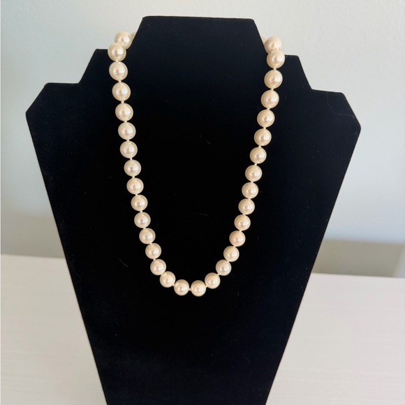 Mikimotto inspired Perl necklace in white with gold tone closure - Picture 2 of 11